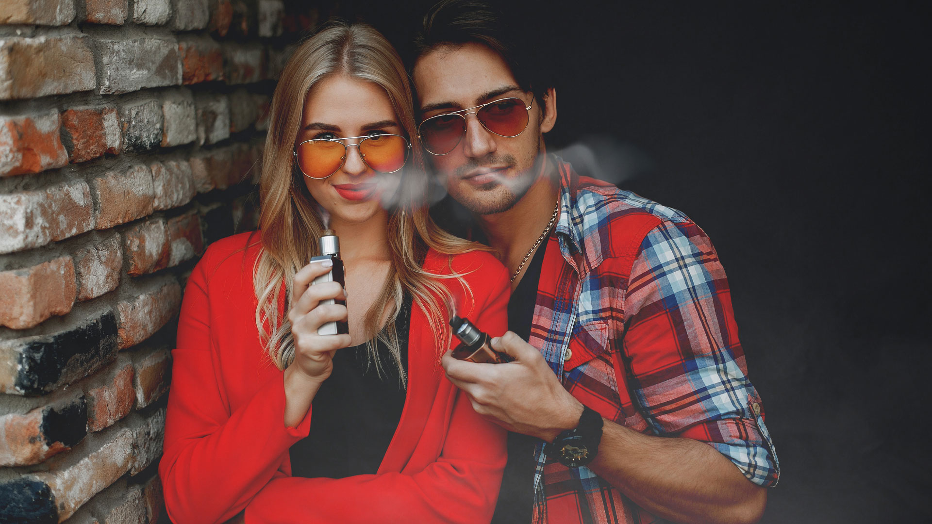 couple vaping happy